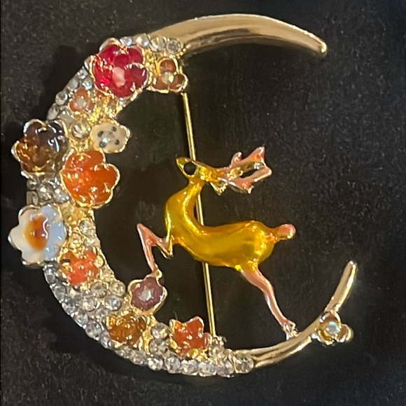 BROOCH GOLD HALF MOON WITH A REINDEER - Picture 1 of 8